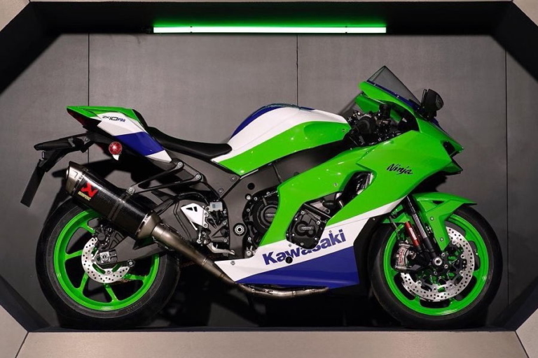 ZXR750レプリカ市販へ!? カワサキ「ニンジャZX-10R/RR」125周年カラー