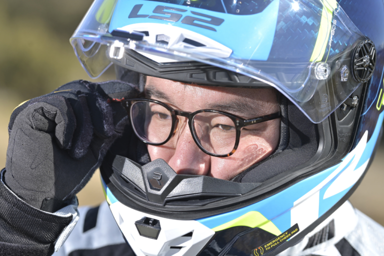 サーキットで鍛え抜かれたリアルカーボンヘルメットTHUNDER C GP