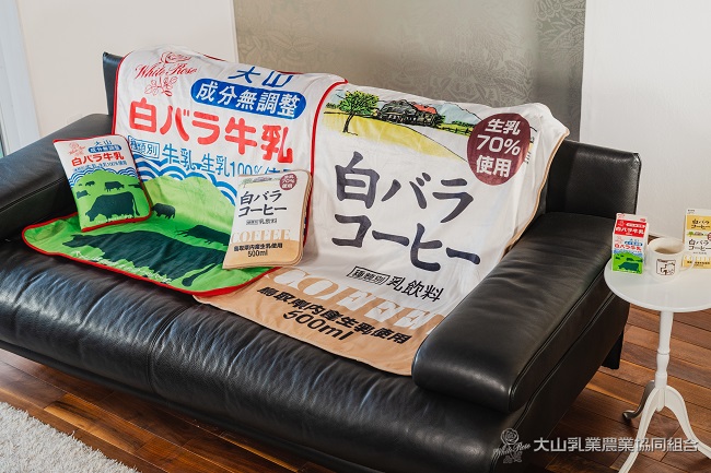 白バラ牛乳が毛布になっちゃった!! パッケージそのままのデザインに