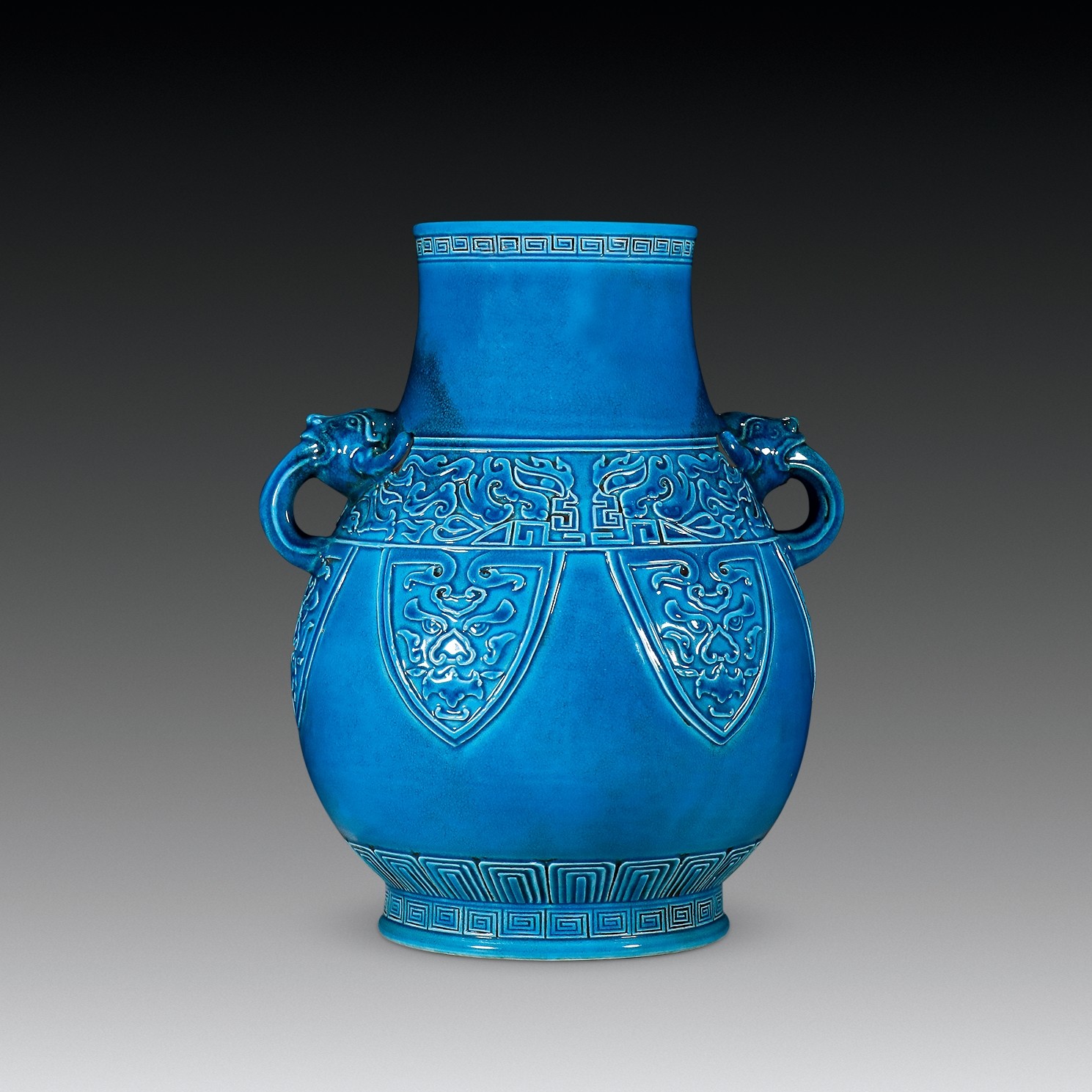 清乾隆孔雀蓝釉仿青铜纹饰象耳尊- 御承拍卖