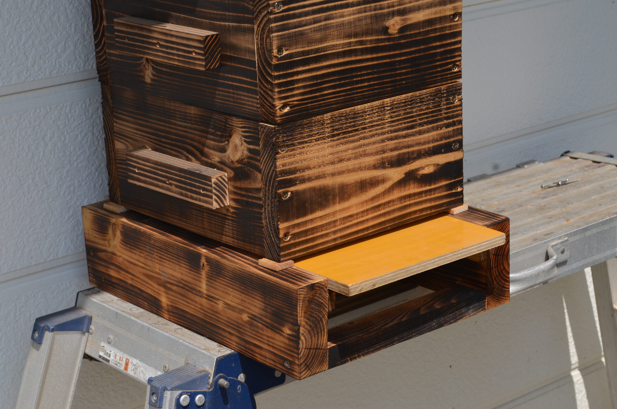 足付き巣箱台+底板2タイプ（巣箱の内検を容易にした巣箱台で、足は