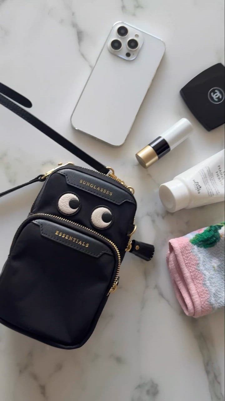 ANYA HINDMARCH（アニヤ・ハインドマーチ） ショルダーバッグ アイズ