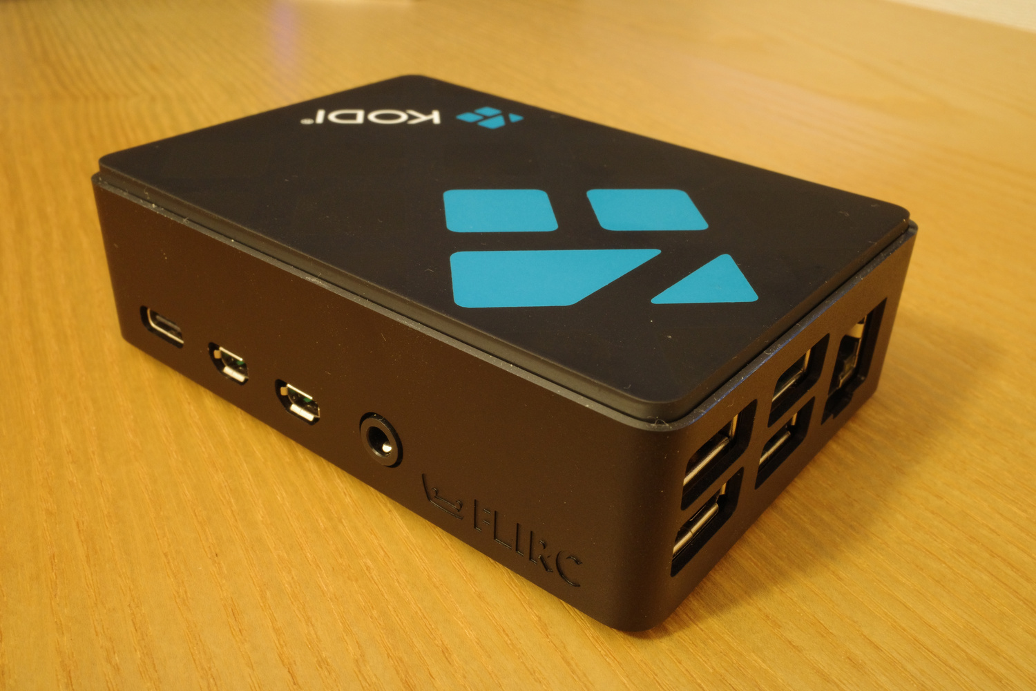 デザインがよく放熱性能も高いFlircのRaspberry Pi 4B（ラズパイ