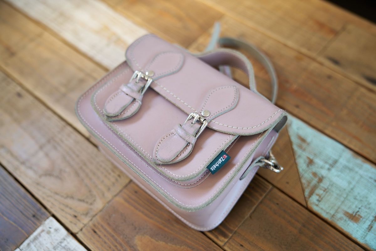 2つ目のザッチェルズは、ベージュのシティバックパック