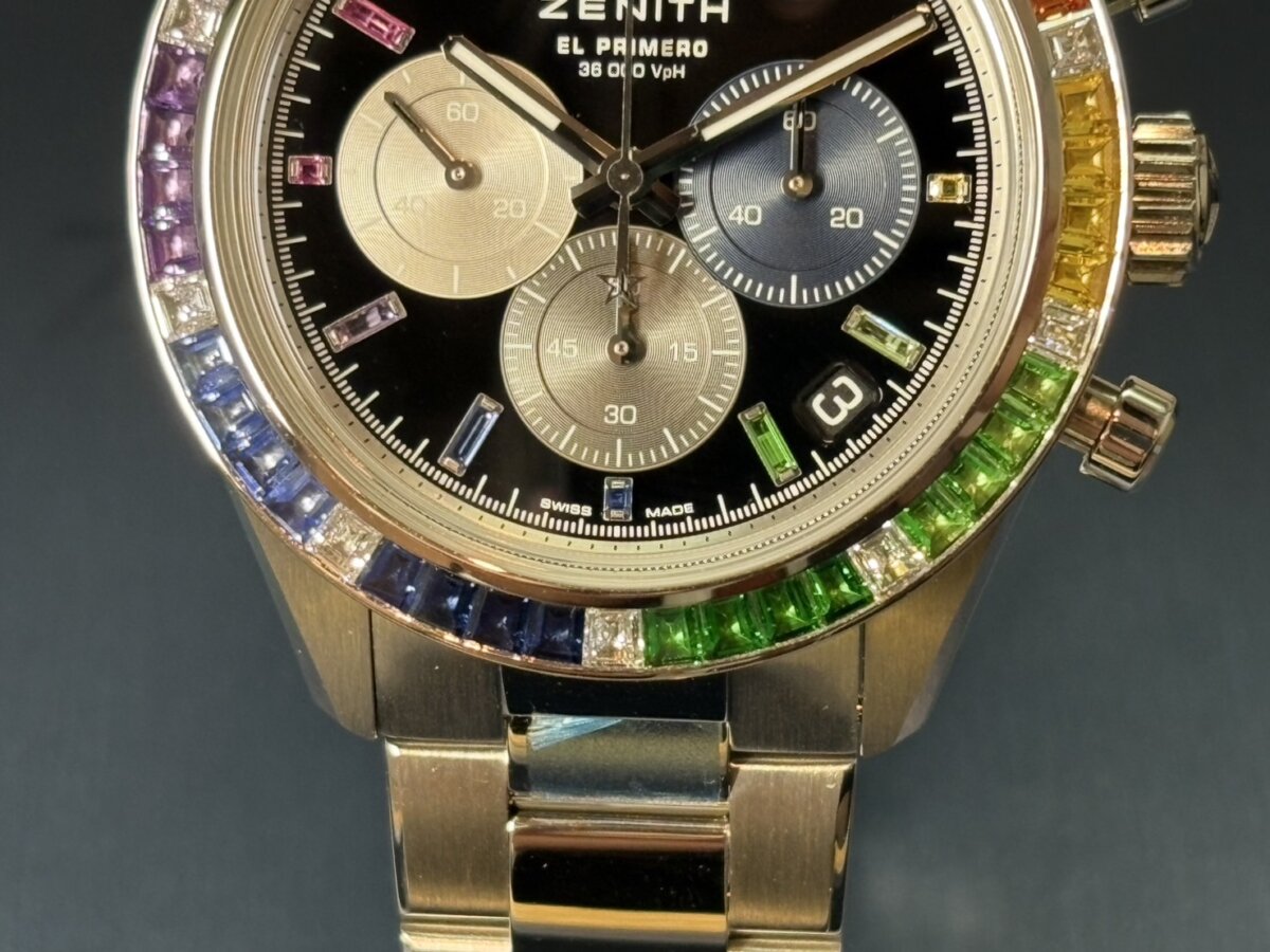 ゼニス】印象に残る虹色とさりげないホワイトゴールドのゴージャスな