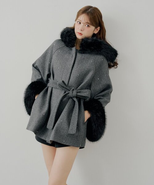 Chico（チコ） ポンチョ ビジュー付きファー襟ケープコート レディース