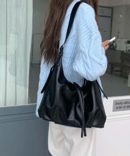 ショルダーバッグ バッグ フェイクレザーラウンドショルダーバッグ/A4