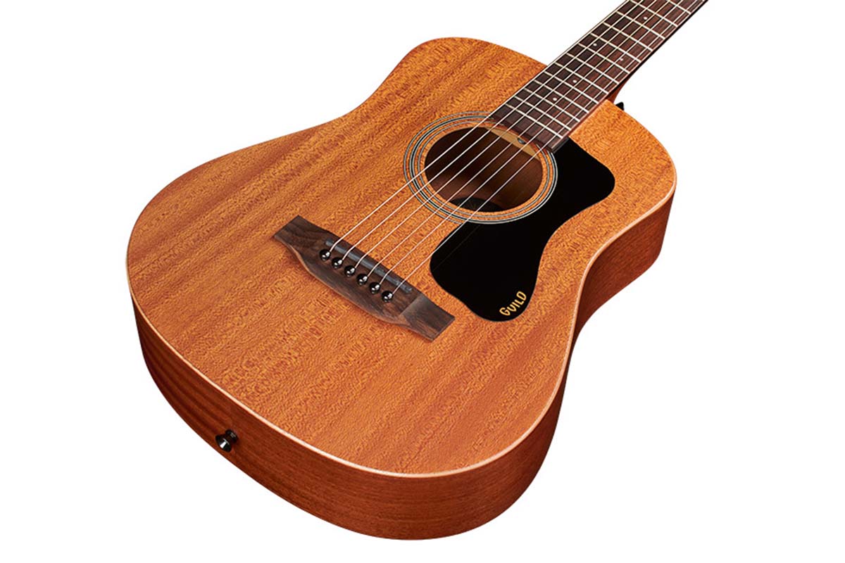Guildからトラベル・サイズのアコースティック・ギター、“TRAVELER”が9
