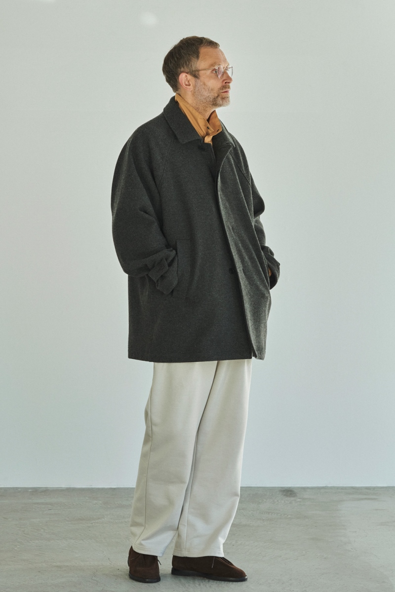 STILL BY HAND 凹凸のあるウール素材・ハーフ丈のステンカラーコート