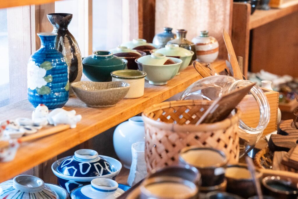 かじお荘」人の営みが感じられる古道具と、豊富な種類のドライフラワー