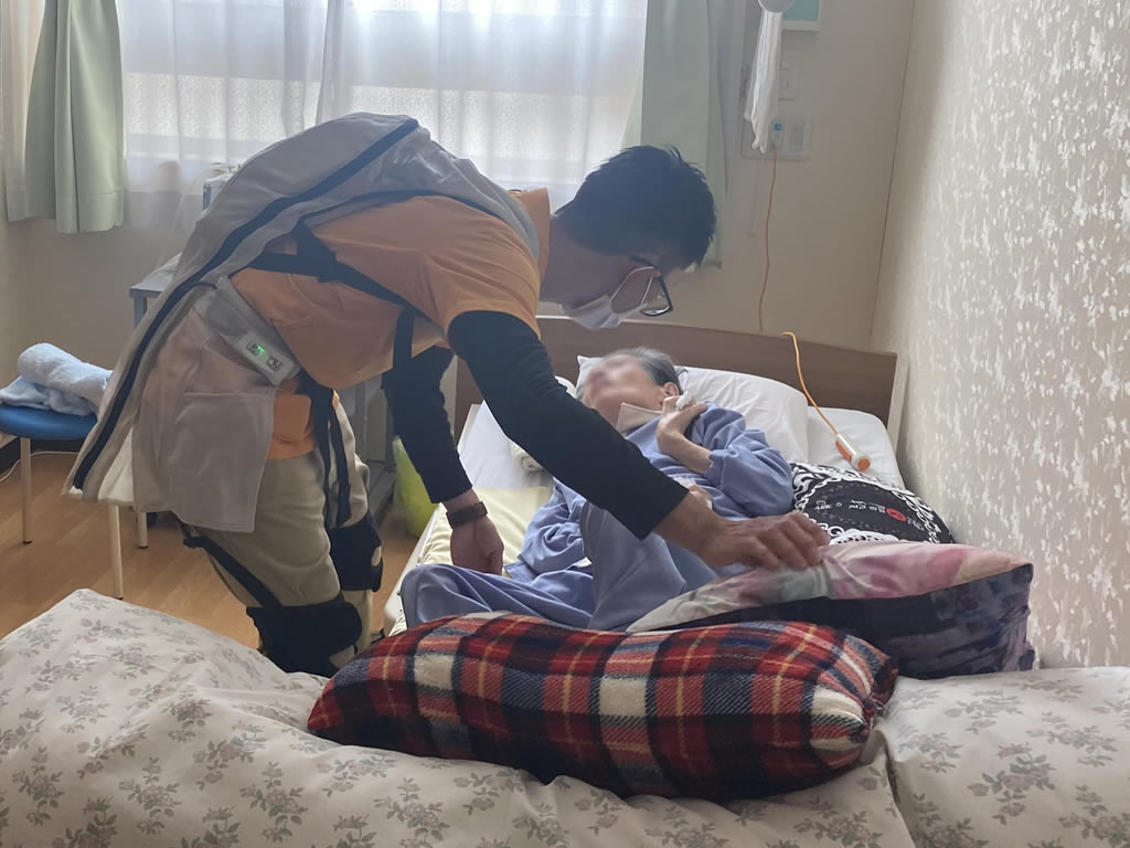 居室内ではベッド周りで介護。中腰時にもサポートを実感。住宅型有料