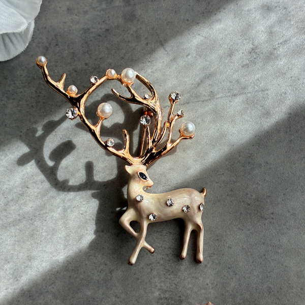 英国ヴィンテージ｜優雅な輝きをまとう鹿ブローチ|アクトン