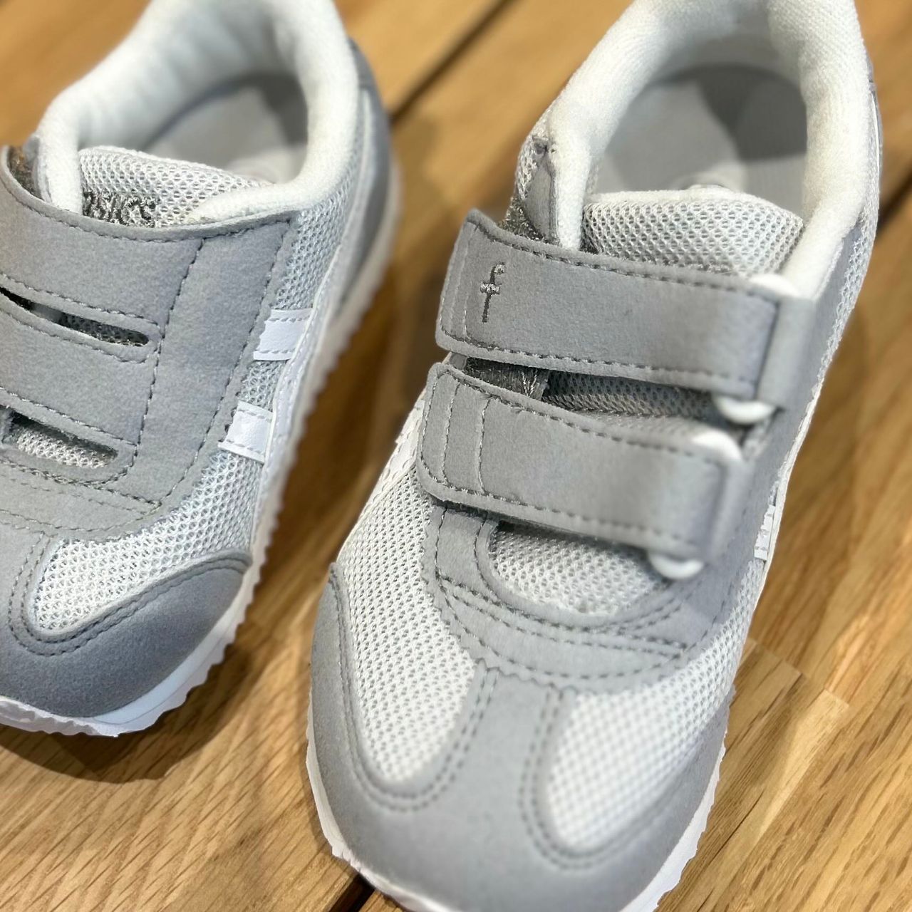 スニーカー《アシックス × familiar》足の成長に合わせた靴選び