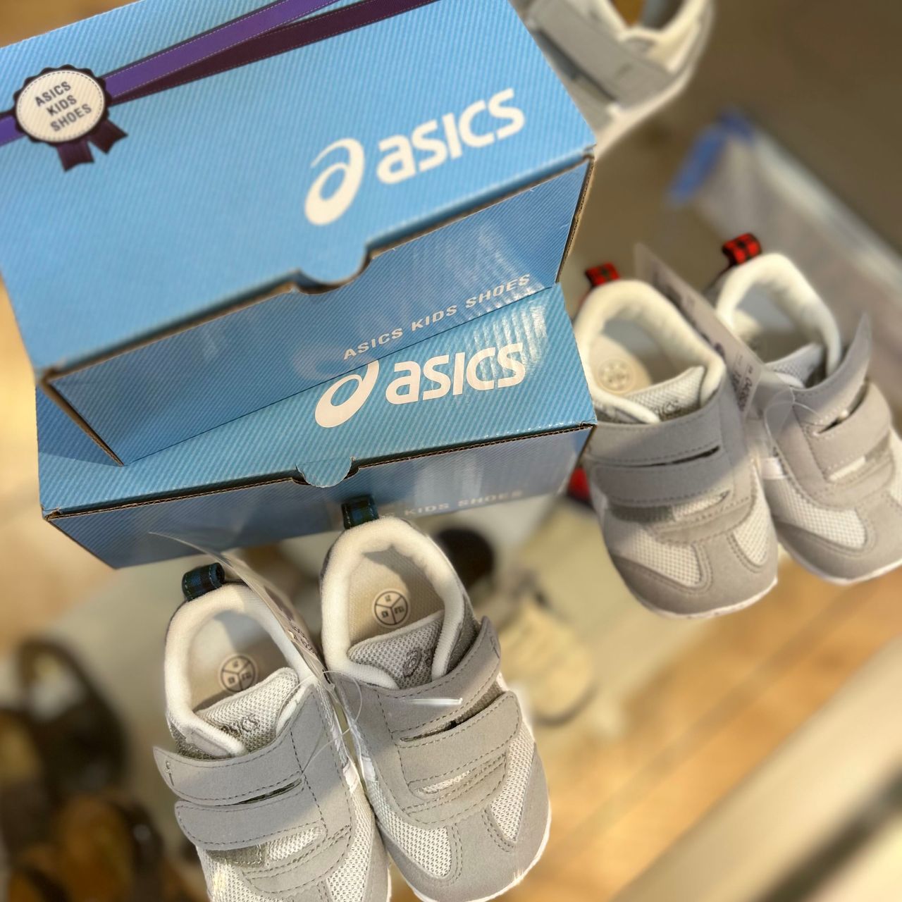 スニーカー《アシックス × familiar》足の成長に合わせた靴選び