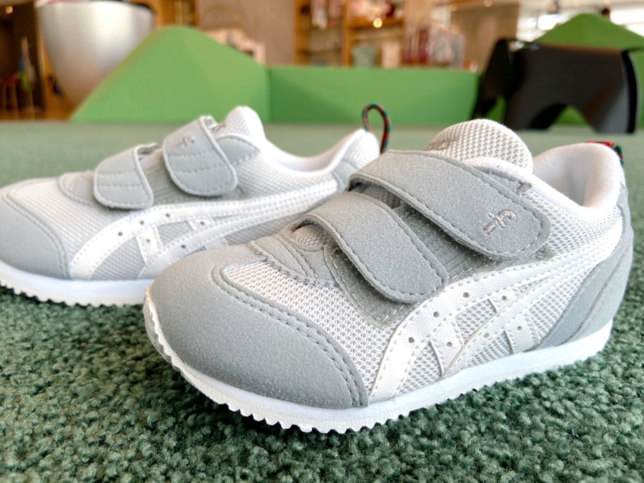大人気！「ファミリア×アシックス」グレーのスニーカー｜ファミリア
