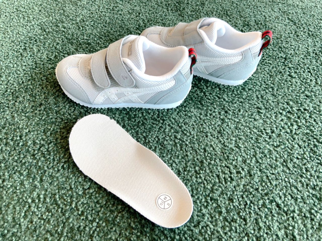 大人気！「ファミリア×アシックス」グレーのスニーカー｜ファミリア