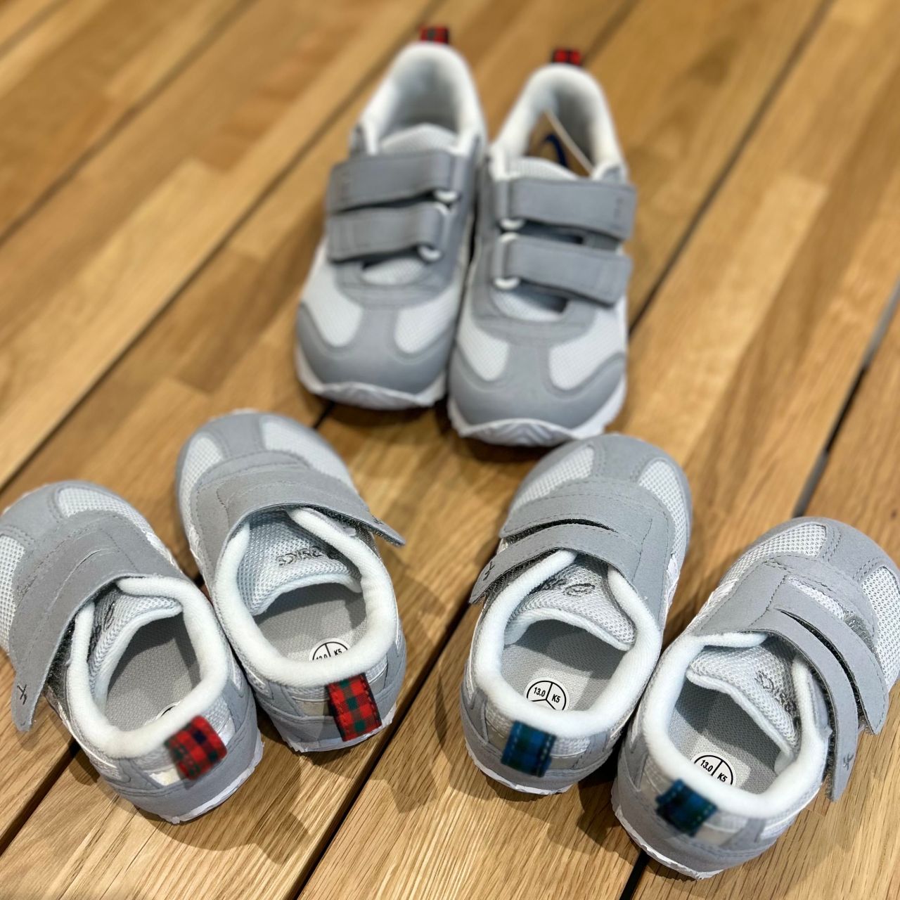 スニーカー《アシックス × familiar》足の成長に合わせた靴選び