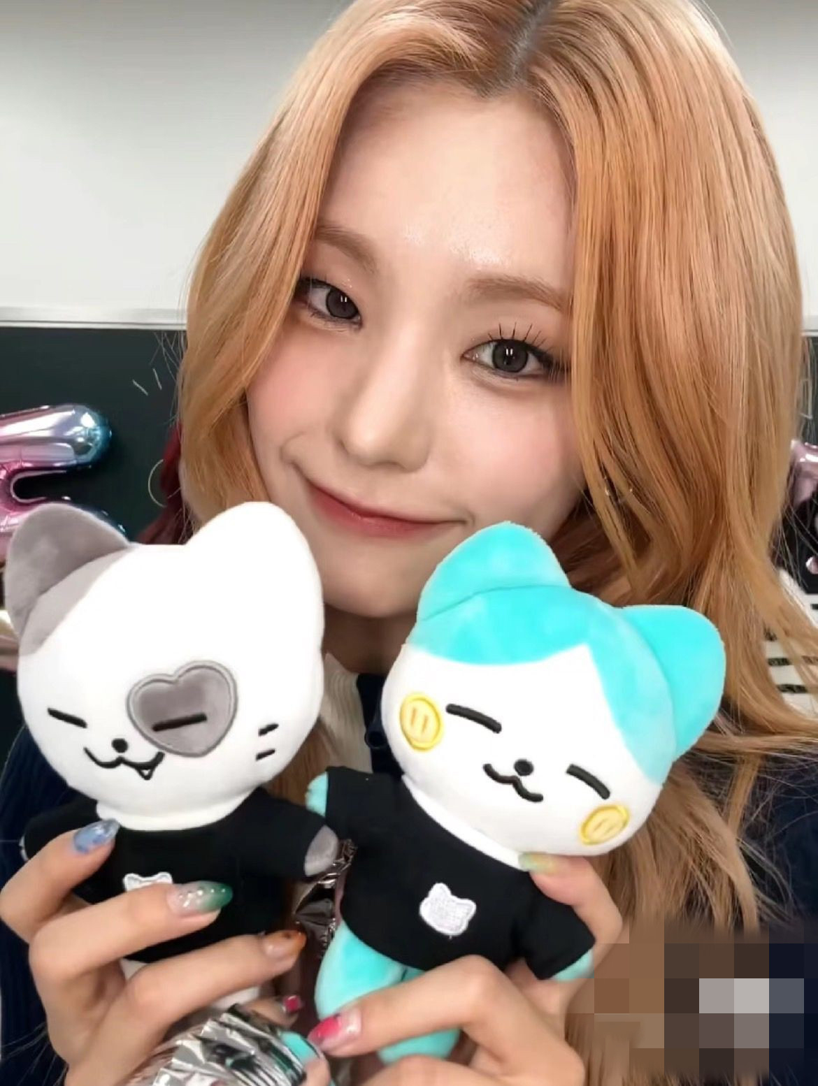 Kpop itzyの人形のフィギュア、ぬいぐるみ、キーホルダー、世界ツアー