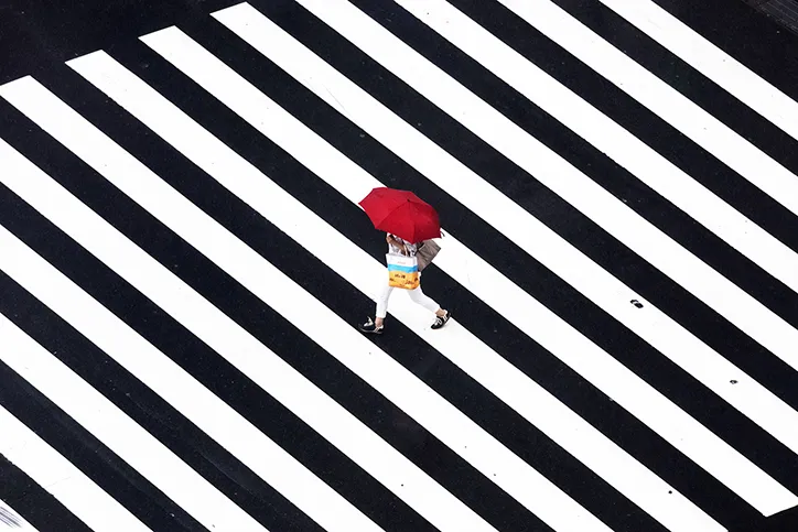 Yoshinori Mizutani captures the colourful, rain soaked commuters