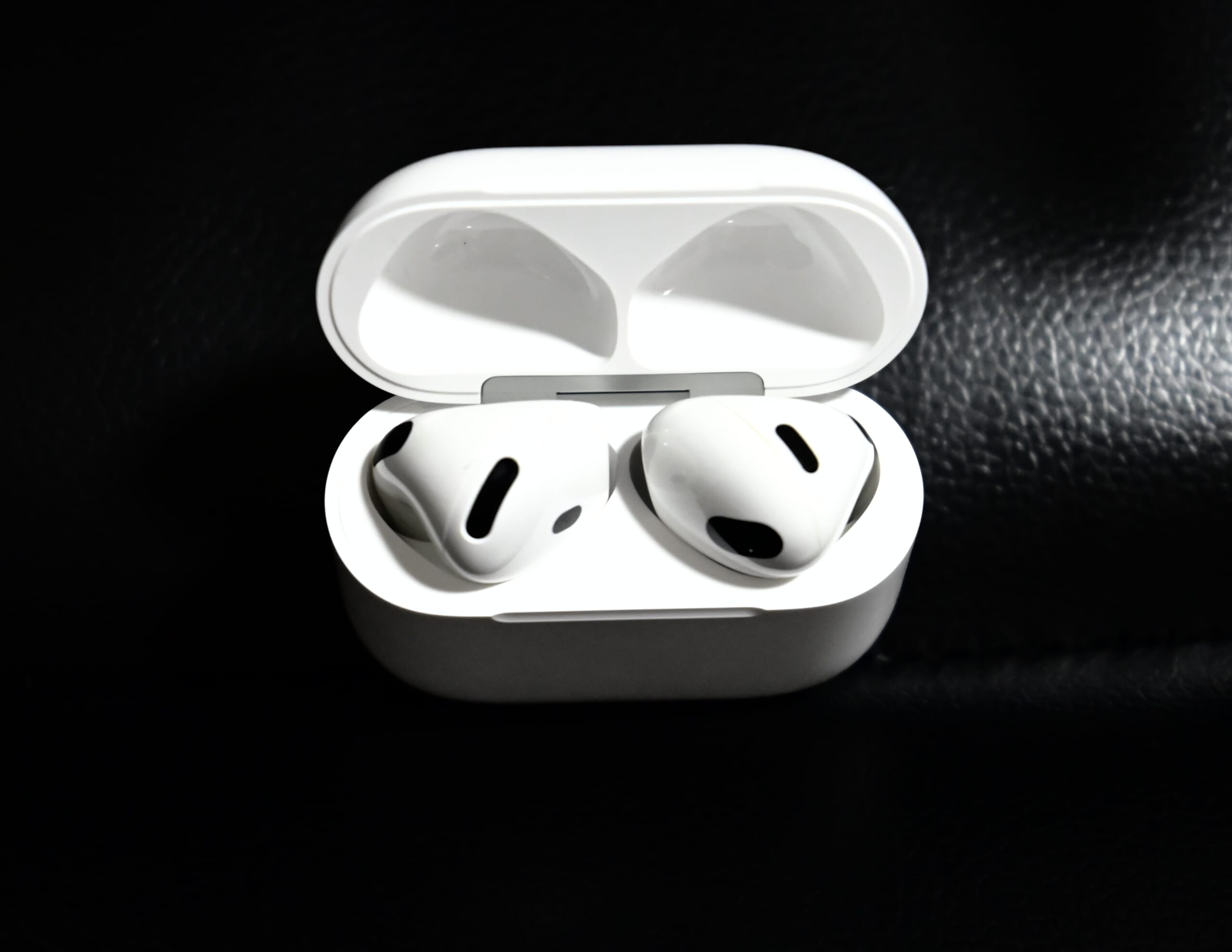 AirPods4レビュー！ついにノイズキャンセリング搭載！進化した音質