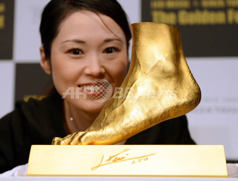 値段は約5億円、メッシの「黄金の左足」がお披露目 写真7枚 国際