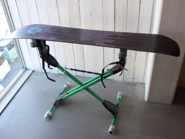 HOT WAXの作業効率をあげる便利なスタンド GALLIUM “ワックススタンド