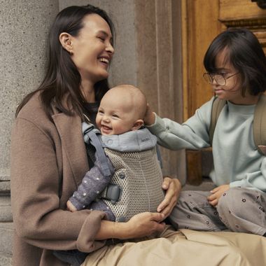 グレーベージュのベビーキャリア Harmony | ベビービョルン | BabyBjörn