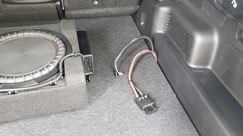 アウトランダーPHEV(BOSE付)サブウーハー追加 | 見た目を変えずに音を