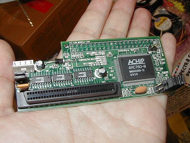 IDEをUltra Wide SCSIに変換するアダプタ