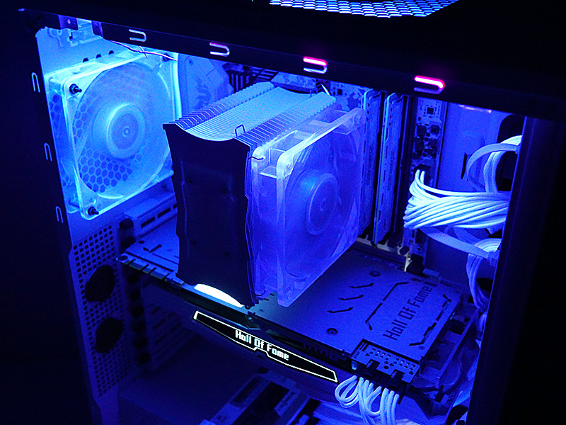 ブラックライトでPCをデコ、派手になり過ぎないクールなPCを組んでみた