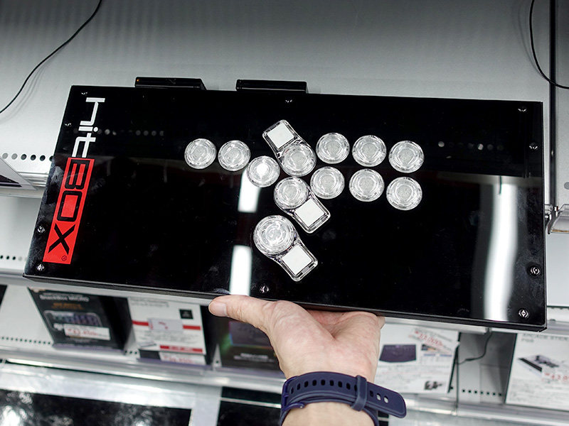 カスタム可能な拡張ボタンも備えたレバーレスアケコン「Hit Box ULTRA