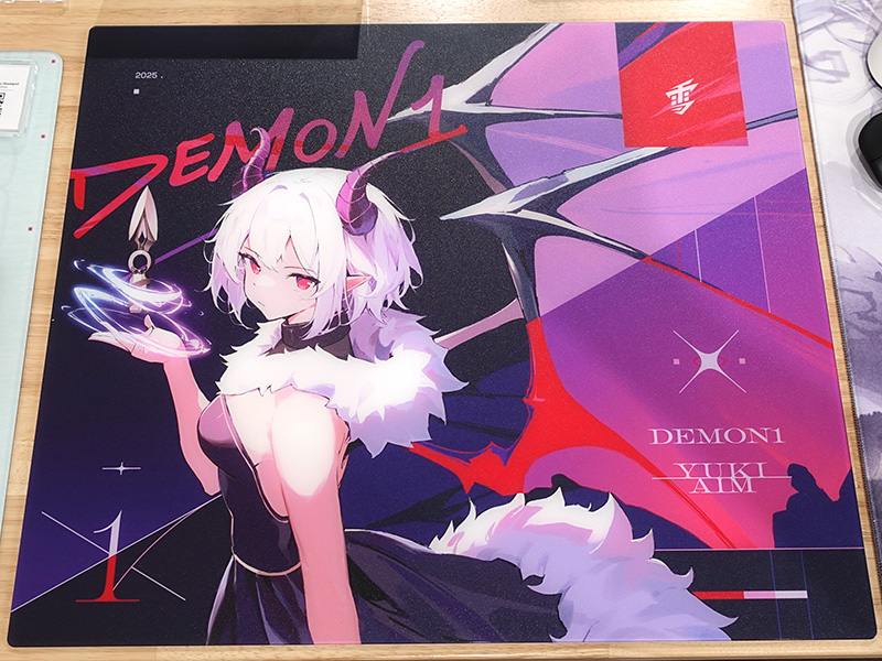プロVALORANTプレイヤー“Demon1”×Yuki Aimコラボのガラスマウスパッド