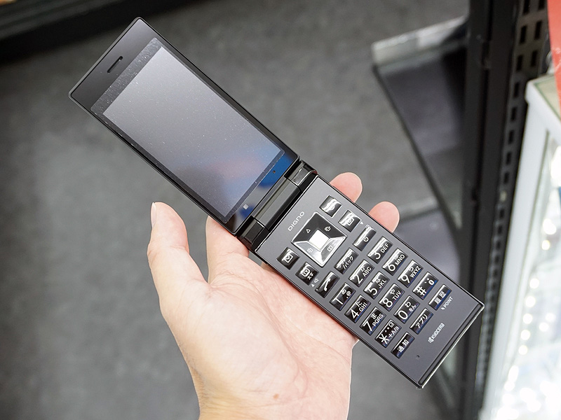 LINEも使えるガラケー「DIGNOケータイ」の未使用品が税込7,980円で