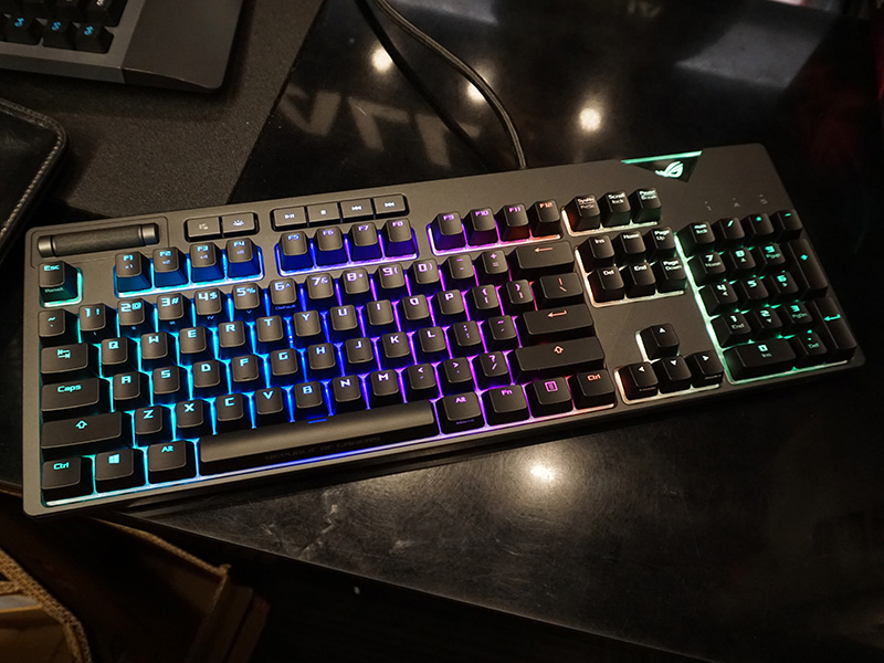 Aura Sync対応のASUS製ゲーミングキーボード「ROG Strix Flare」が発売