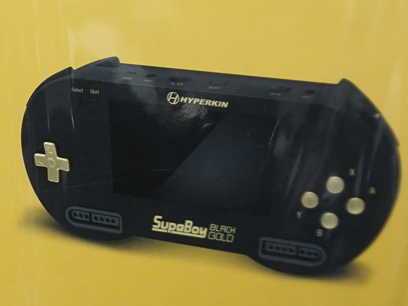 携帯ゲーム機風のスーパーファミコン互換機「SupaBoy」が店頭入荷