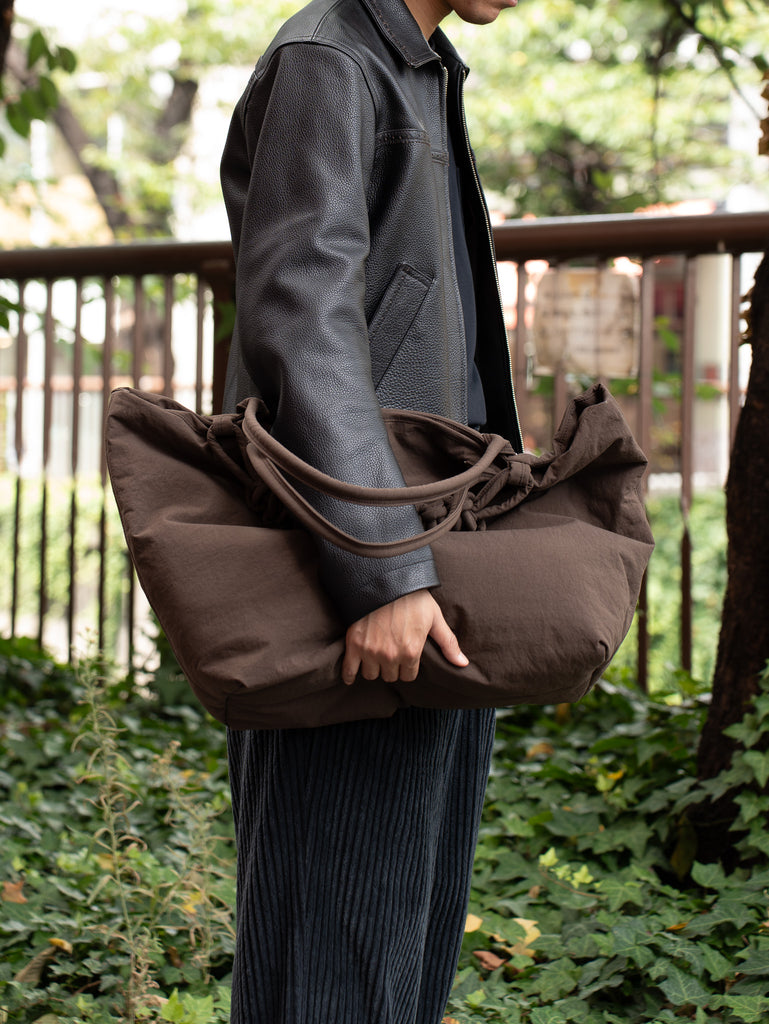 SAGAN VIENNA / Pazar Tote XL brown plant dyed nylon｜aIbn公式通販