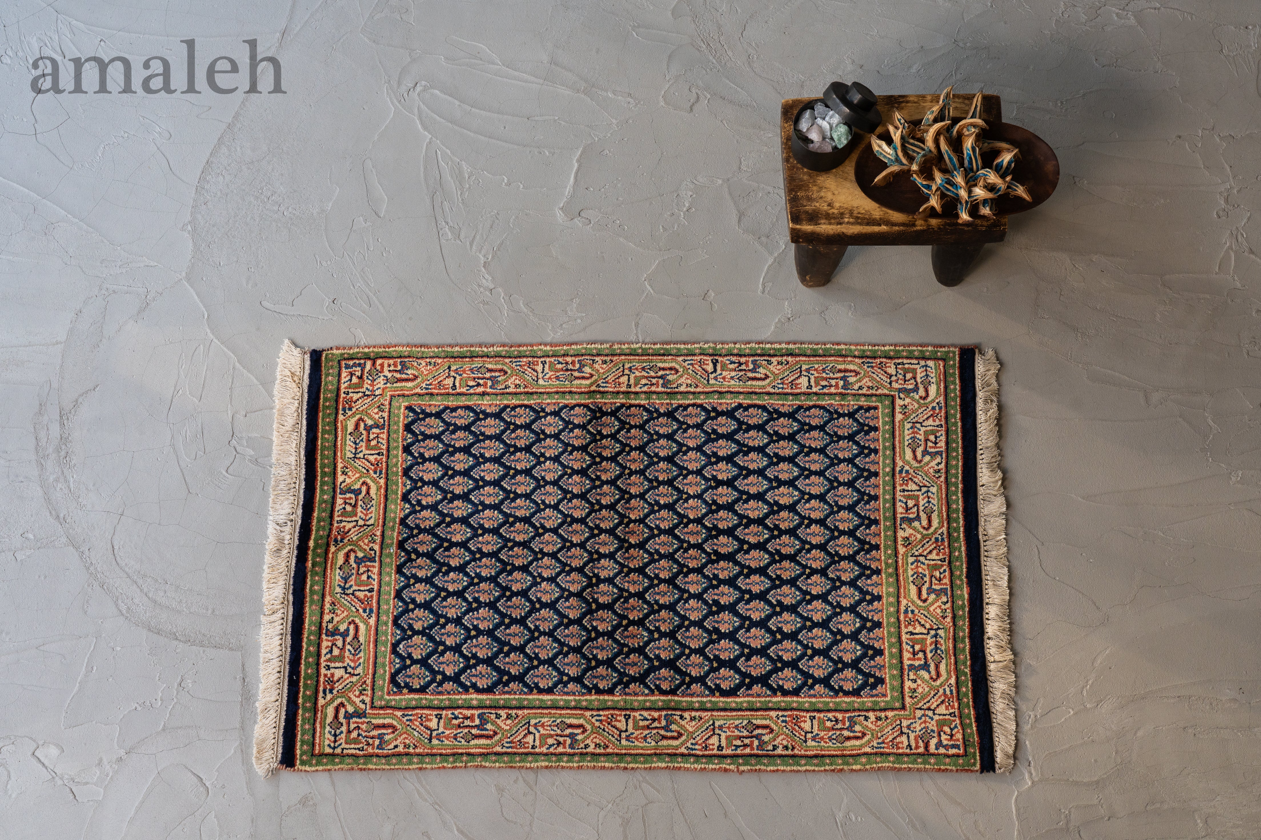 SMALL SIZEのヴィンテージラグ・トライバルラグ・手織りの絨毯