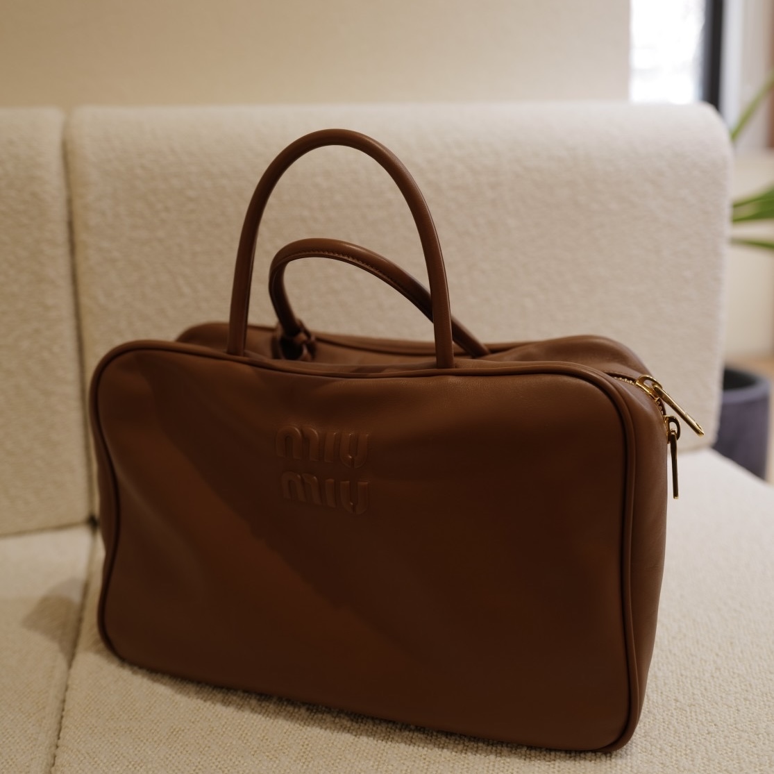 スタイリングが新鮮に。Miu Miuの「ボウリングバッグ」 by 正中雅子