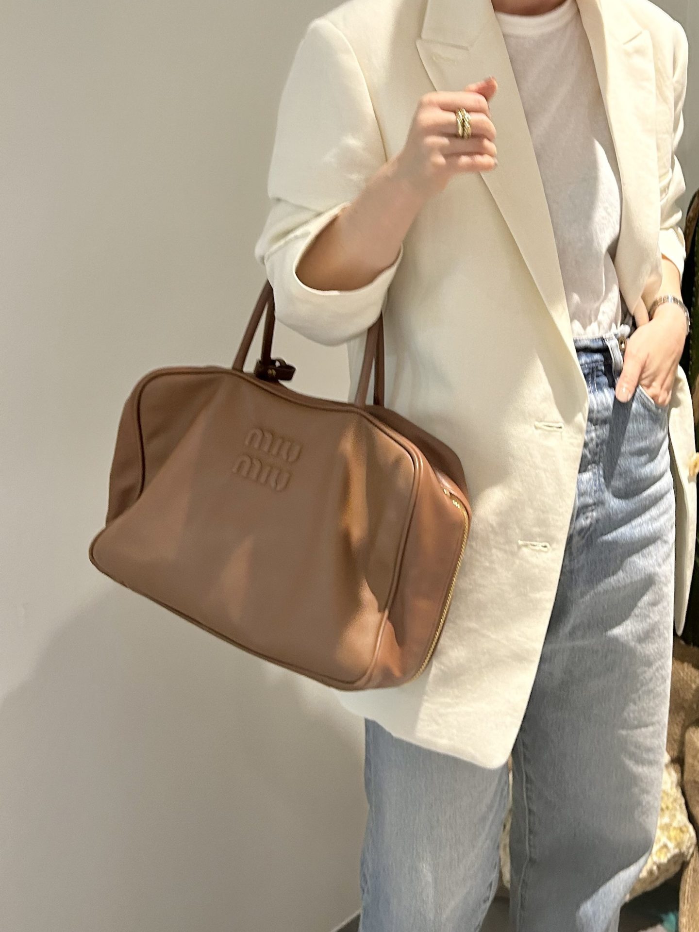 洗練された印象を導く、Miu Miuの「ボウリングバッグ」by 泉亜希子