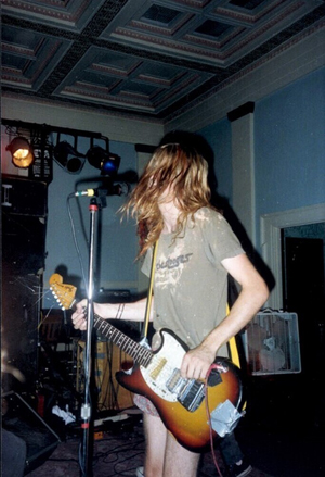 カート・コバーンが89年にステージで叩き壊した73年製フェンダー