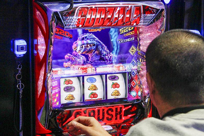 枚数突破型AT搭載の新機種『Lゴジラ』を先行導入｜ニューギン