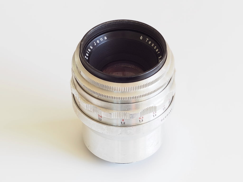 A beautiful lens from East Germany: Carl Zeiss Jena Tessar 80mm f