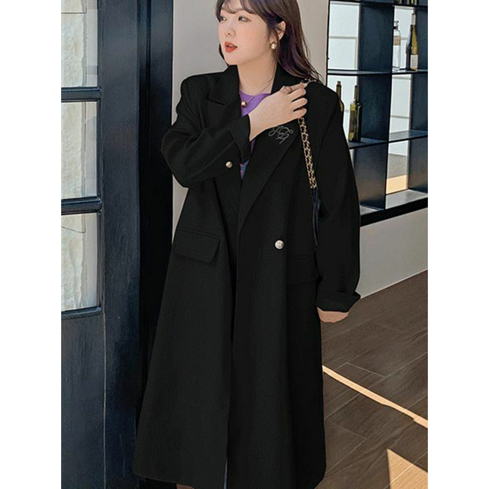 襟のクラシカルなロゴ刺繍がポイント！ダブルブレストチェスターコート