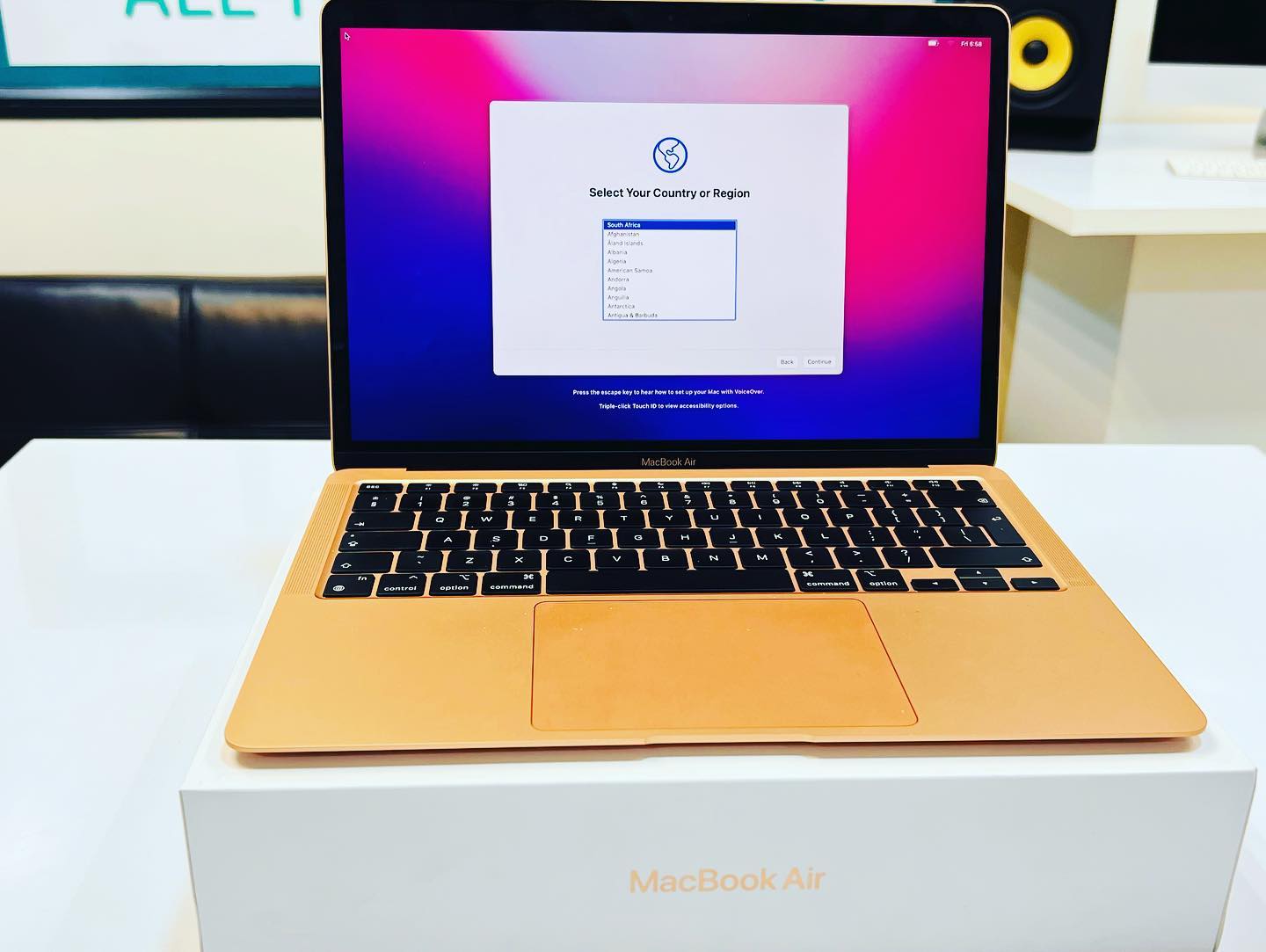 2020 Apple MacBook Air 13-inch M1 8-Core CPU, 7-Core GPU (8GB
