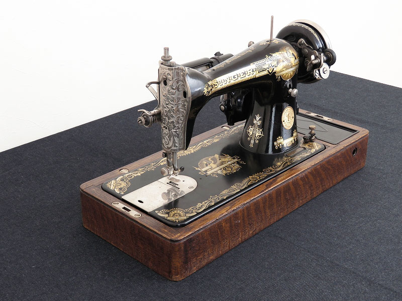 イギリスの古い電動式の卓上ミシン（SINGER）（1月22日
