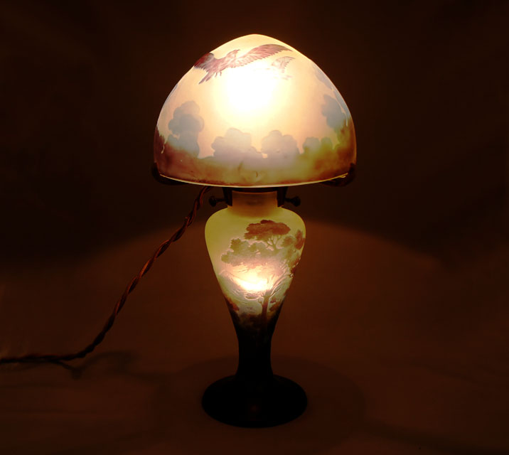 エミール・ガレ「森に鷹文様 ランプ」《アンティックかとう》