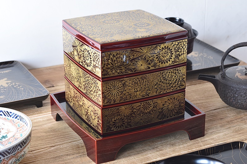 輪島塗 稲忠漆芸堂謹製 沈金蒔絵 台付き三段重箱 - 生活骨董と古布の