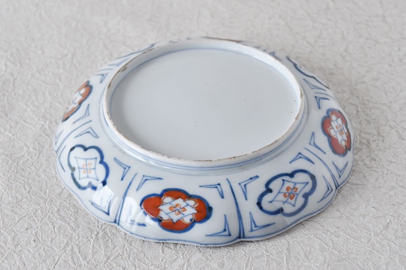 伊万里 色絵 垣根に菊蝶々 宝尽くし 輪花型 七寸皿 - 生活骨董と古布の