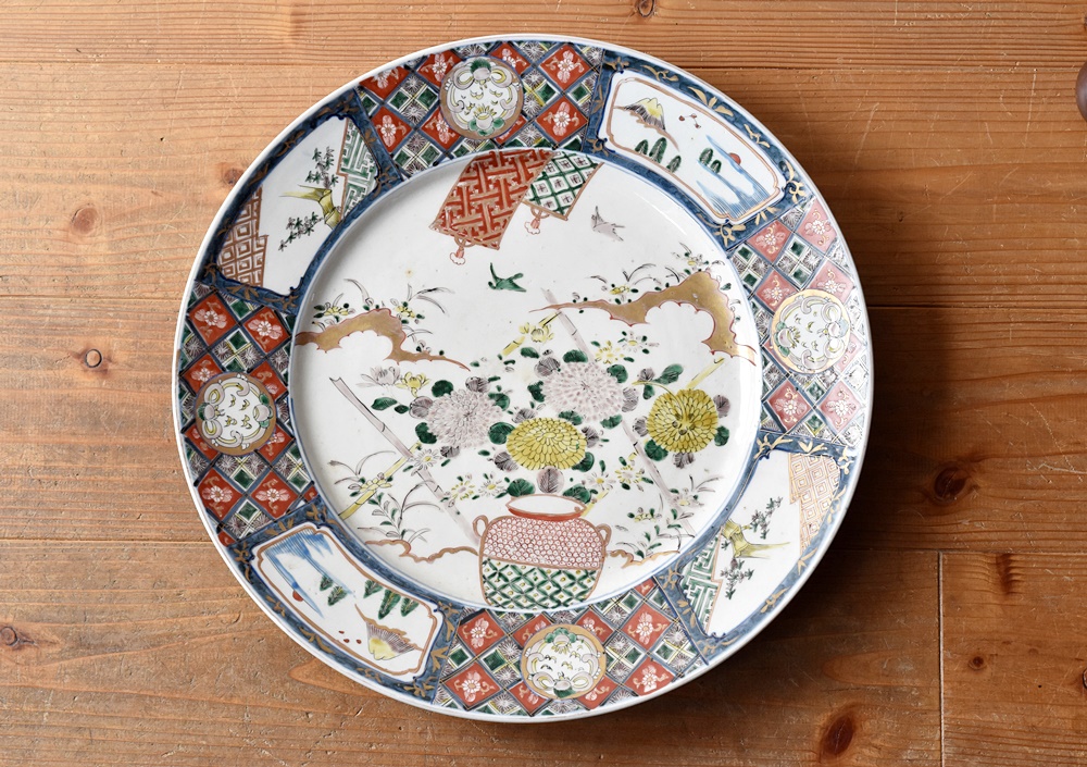 古伊万里 色絵 壺に菊花 生け花の図 亀甲模様に龍 45.5㎝ 大皿 - 生活