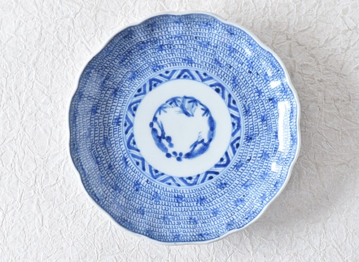 古伊万里 染付 微塵唐草 成化年製文 輪花型 六寸皿 - 生活骨董と古布の